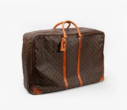 Louis VUITTON, Sirius 


Valise souple en...