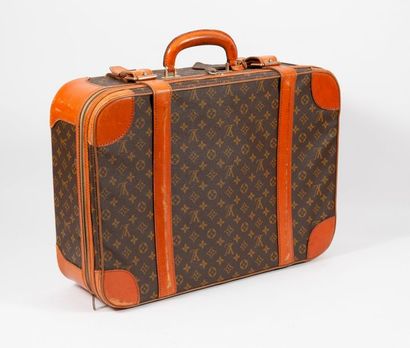 LOUIS VUITTON


Valise semi-rigide en toile...