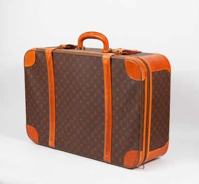 LOUIS VUITTON


Valise semi-rigide en toile...
