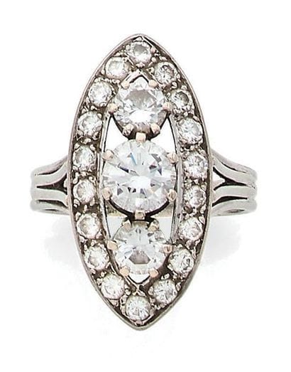 Bague marquise ajourée en or gris (750) ornée...