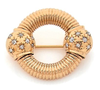 Broche couronne en or jaune (750) à décor...