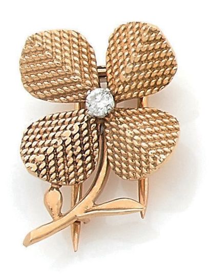STERLE Paris
Petit clip de revers en or jaune...