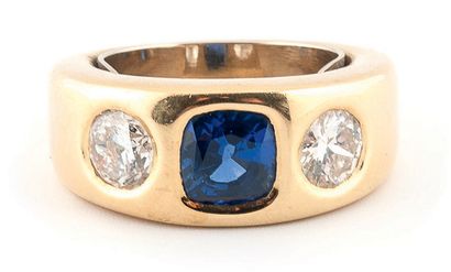 Bague jonc en or jaune (750) centrée d'un...