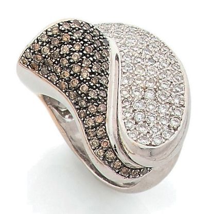 Importante bague en or gris (750) formée...