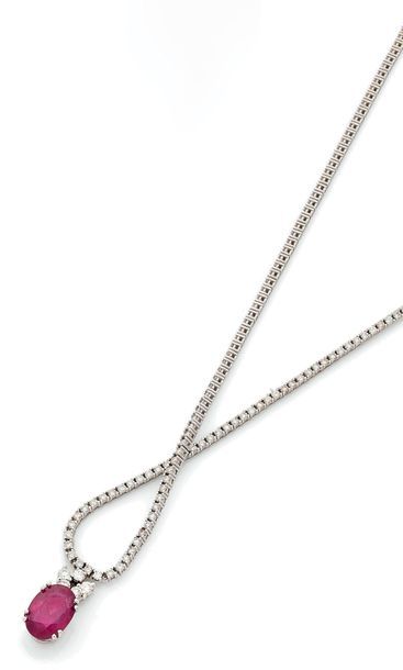 Collier en or gris (750) formé d'une ligne...