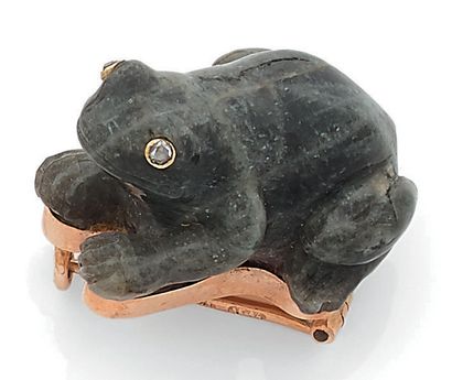 FABERGE
Brooch in the shape of a frog in...
