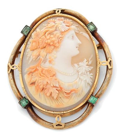 Large four-lobed brooch in yellow gold (750)...