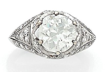 Solitaire platinum ring (850) centered on...