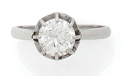 Solitaire ring in platinum (850) set with...