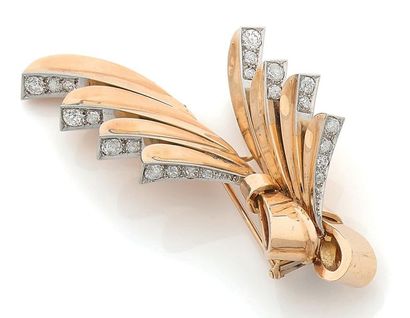 Important lapel clip in yellow gold (750)...