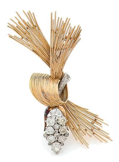 Lapel clip forming a sheaf in yellow gold...