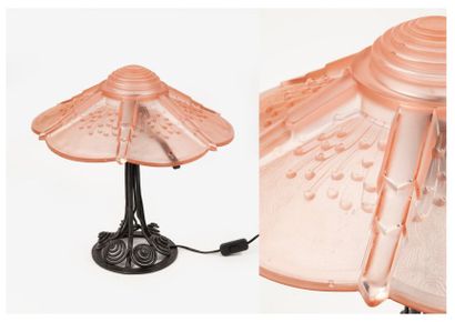 Lampe.

Abat-jour en verre rosé moulé en...