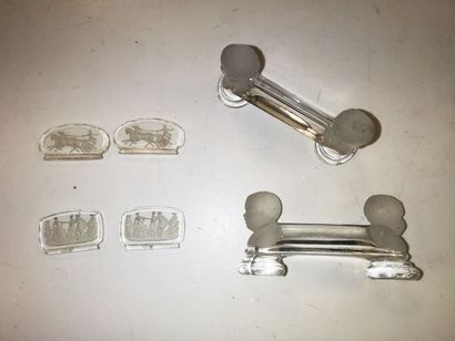 4 pose-couteaux en verre moulé à têtes d'enfants,...