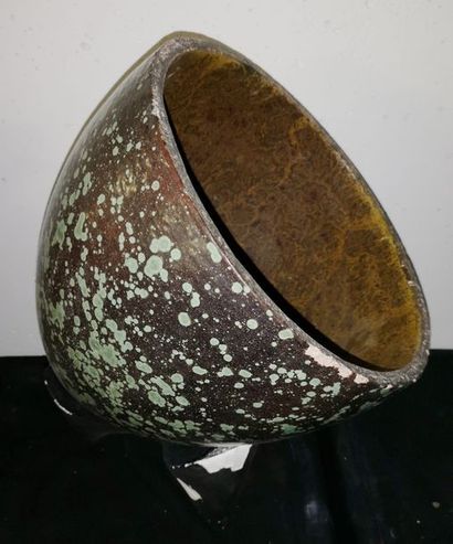Vase semi ovoïde en terrazzo brun moucheté...