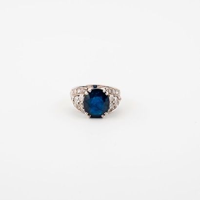 Bague en or gris (750) centrée d'un saphir,...