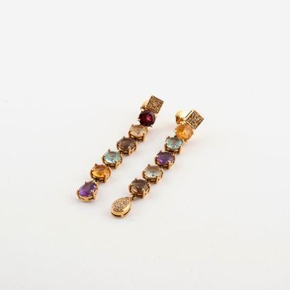 Paire de pendants d'oreilles en or jaune...