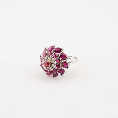 Bague dôme en or gris (585) ornée de petits...