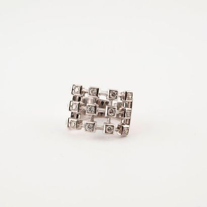 Bague bandeau ajourée en or gris (750) constituée...