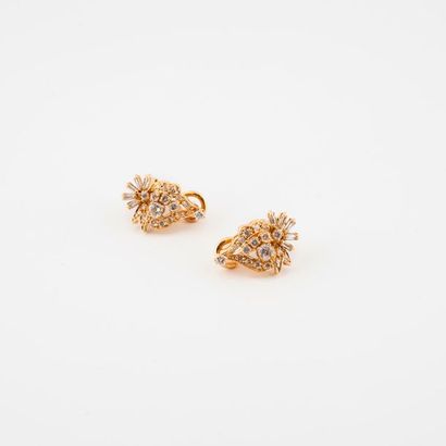 Paire de boucles d'oreilles en or jaune (750)...