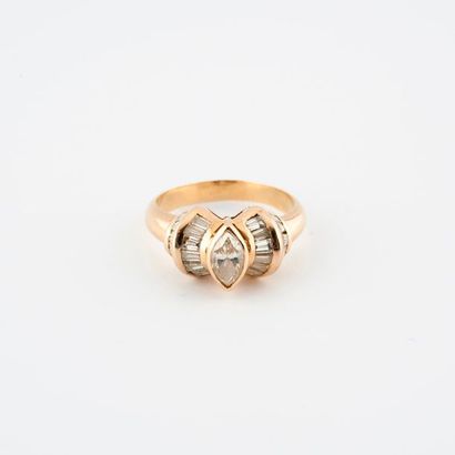 Bague noeud en or jaune (750) centrée d'un...