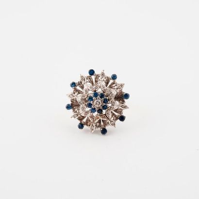 Importante bague en forme de fleur en or...