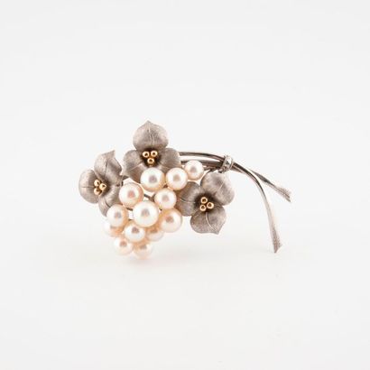 Broche bouquet de fleurs en or gris (750)...