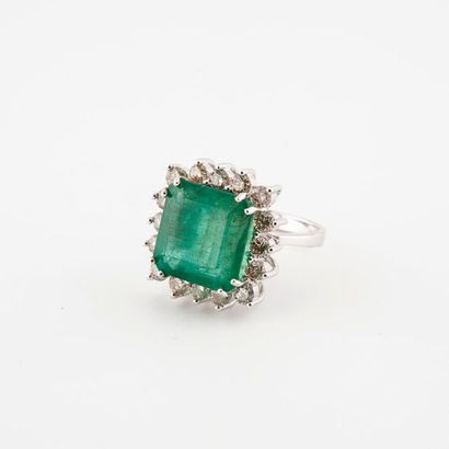 Bague en or gris (585) centrée d'une émeraude...