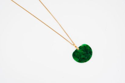 CHINE, XXème siècle

Pendentif en jade vert...