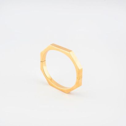 Bracelet jonc octogonal en or jaune (750).

Fermoir...