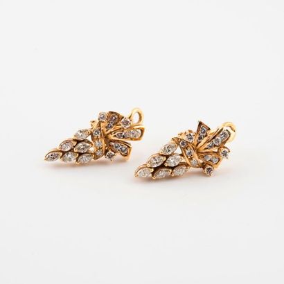 Paire de boucles d'oreilles en or jaune (750)...