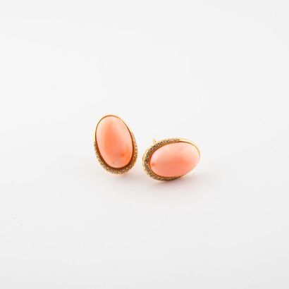 Paire de clips d'oreilles ovales en or jaune...