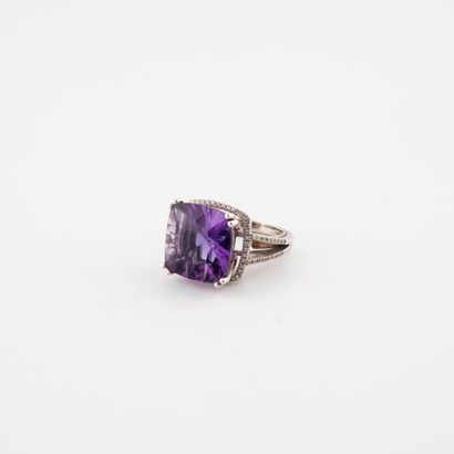Bague en or gris (750) ajourée, centrée d'une...