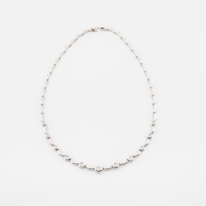 Collier articulé en or gris (750) formé de...