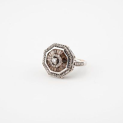 Bague en or gris (750) à plateau octogonal...