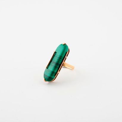 Bague moderniste en or jaune (750) retenant...