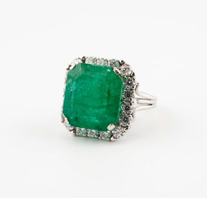 Bague cocktail en or gris (750) ornée d'une...