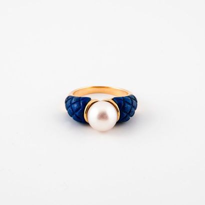 Bague jonc en or jaune (750) centrée d'une...