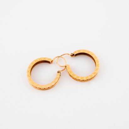 Paire de créoles en or jaune (750) ajourées,...