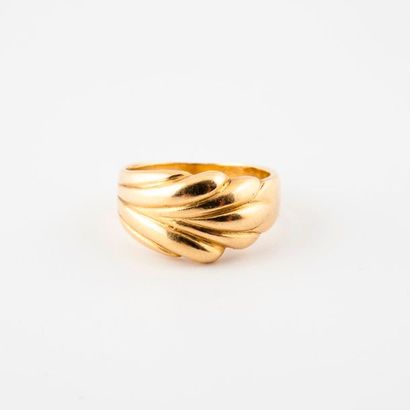 Bague en or jaune (750) à motif godronné...