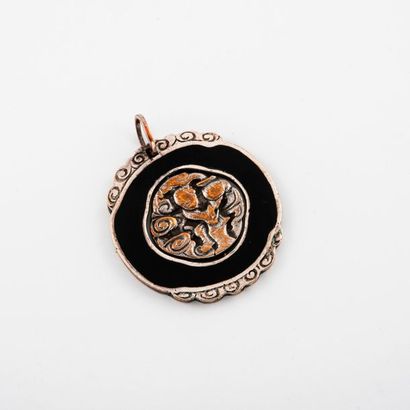 Attribué à Line VAUTRIN (1913-1997)


Pendentif...
