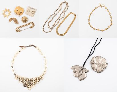 Lot de bijoux de fantaisie :

* MONET

-...