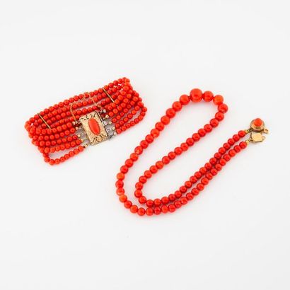 Deux bijoux en corail rouge :
- Collier de...