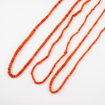 Trois colliers de morceaux de corail orangé,...