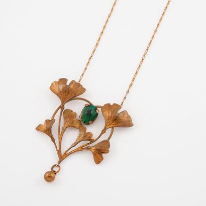 Collier en métal doré formé d'une chaînette...