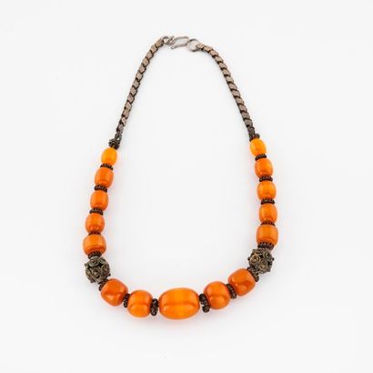 Collier alternant boules de résine ambrée...