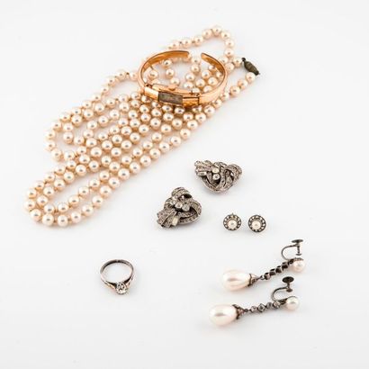 Lot de bijoux fantaisie comprenant un collier...