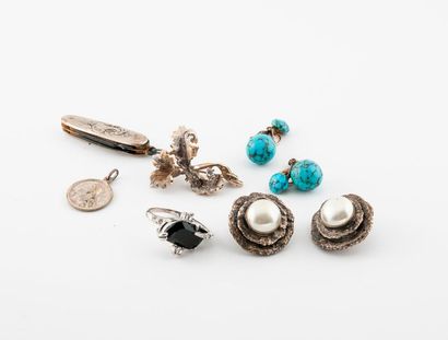 Lot de bijoux fantaisie comprenant : 

-...