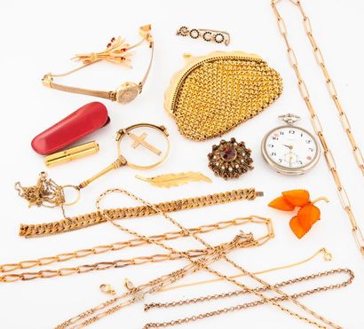 Lot de bijoux de fantaisie en métal doré...