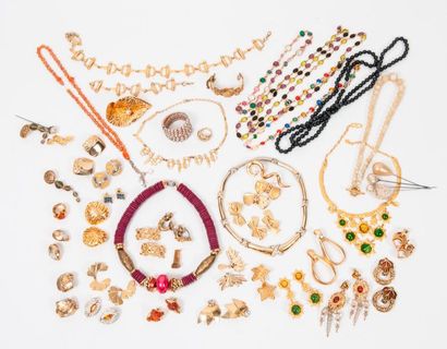 
Fort lot de bijoux de fantaisie divers dont...