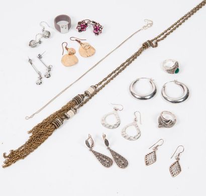 Lot de bijoux fantaisie divers dont colliers,...